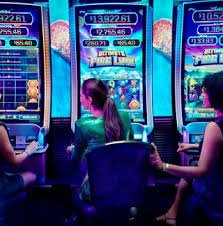 Tampilan dashboard platform lipantoto dengan berbagai kategori permainan dan studio live dealer